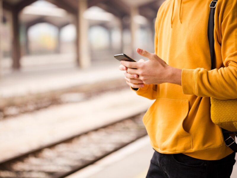 Voyage de dernière minute : rester connecté avec une eSIM