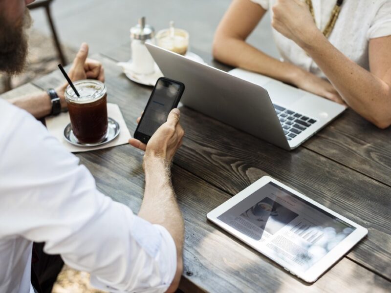 Ne laissez pas vos données à la merci des hackers : protégez-vous sur les réseaux Wi-Fi publics !
