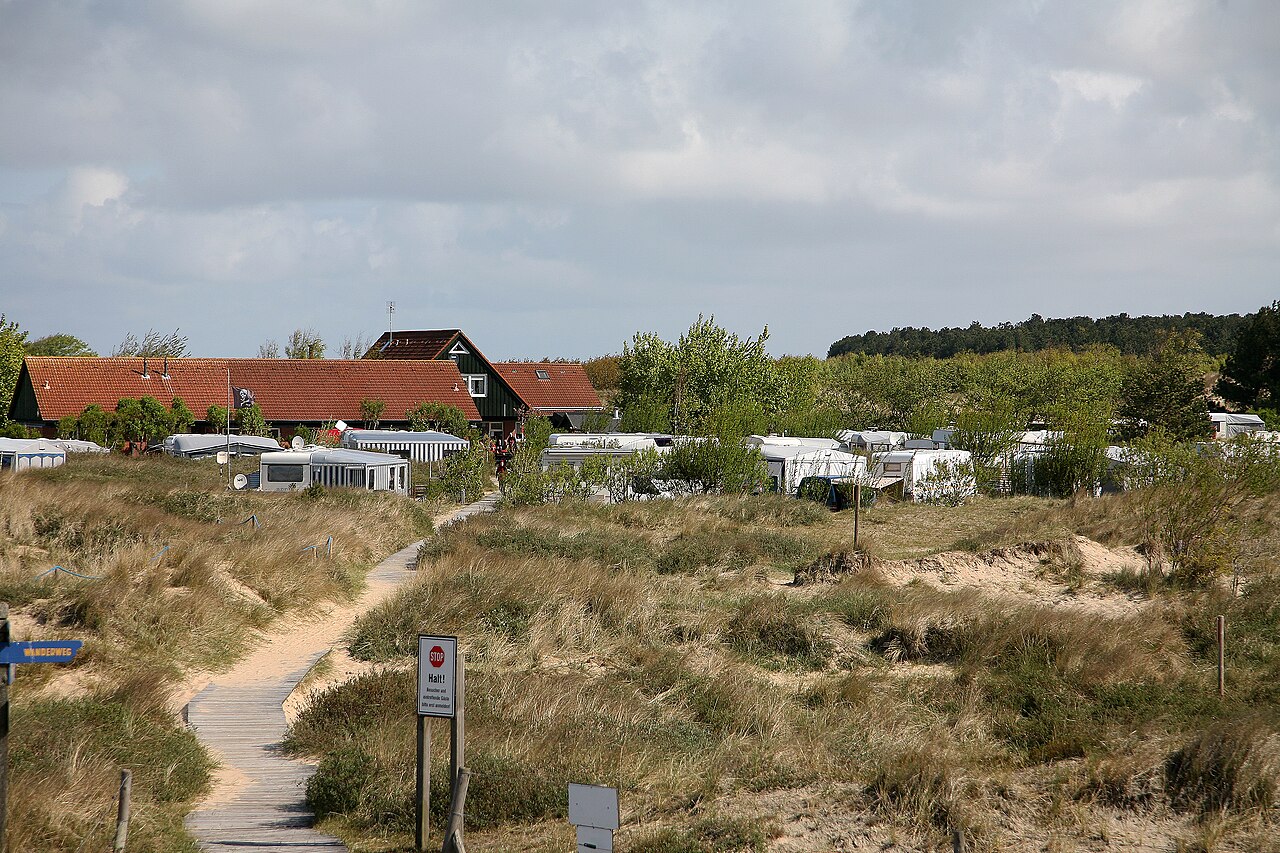 terrain de camping parmi les dunes, caravanes et mobile-homes installés à l'année