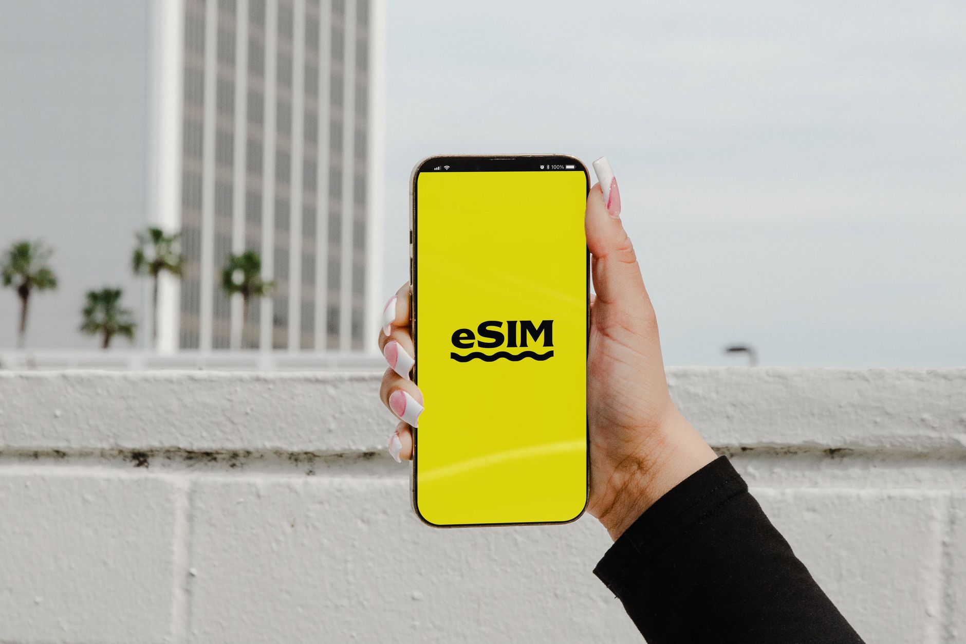 Comment les eSIM peuvent réduire vos coûts de communication en voyage