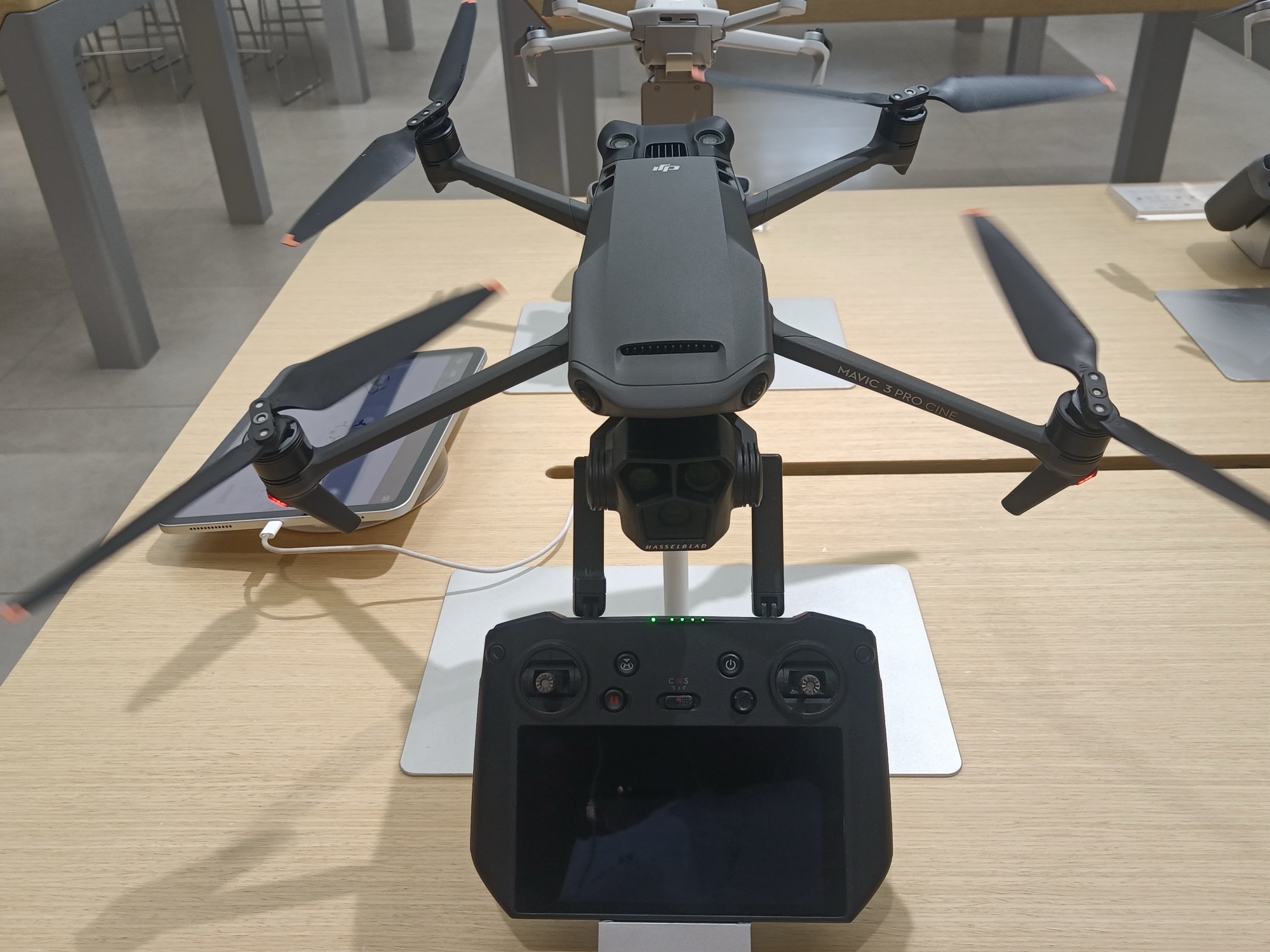Drone professionnel équipé d'une nacelle photo à plusieurs capteurs, posé au sol