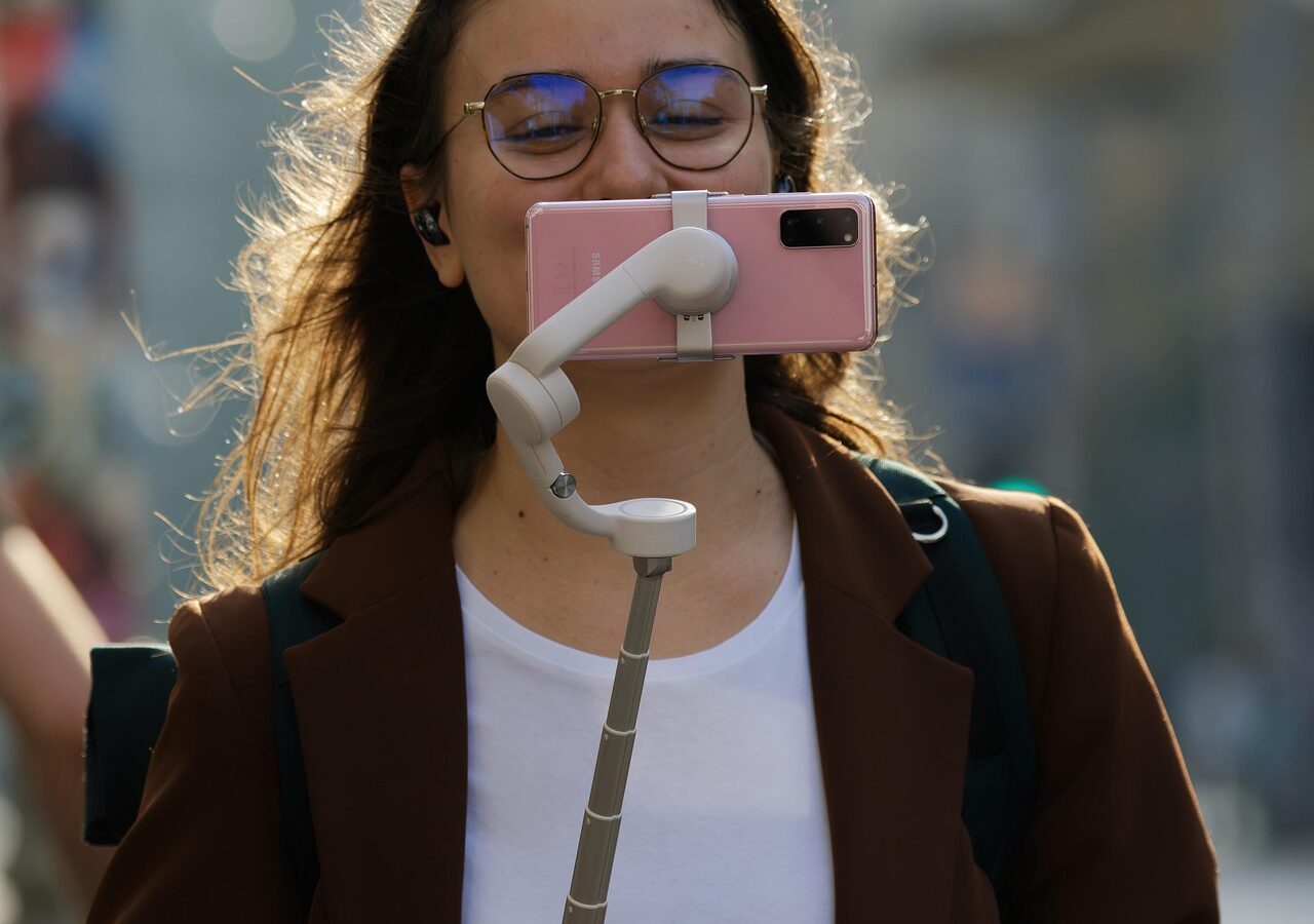 Stabilisateur smartphone ou stabilisation intégrée : lequel choisir ?