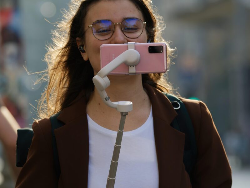 Stabilisateur smartphone ou stabilisation intégrée : lequel choisir ?