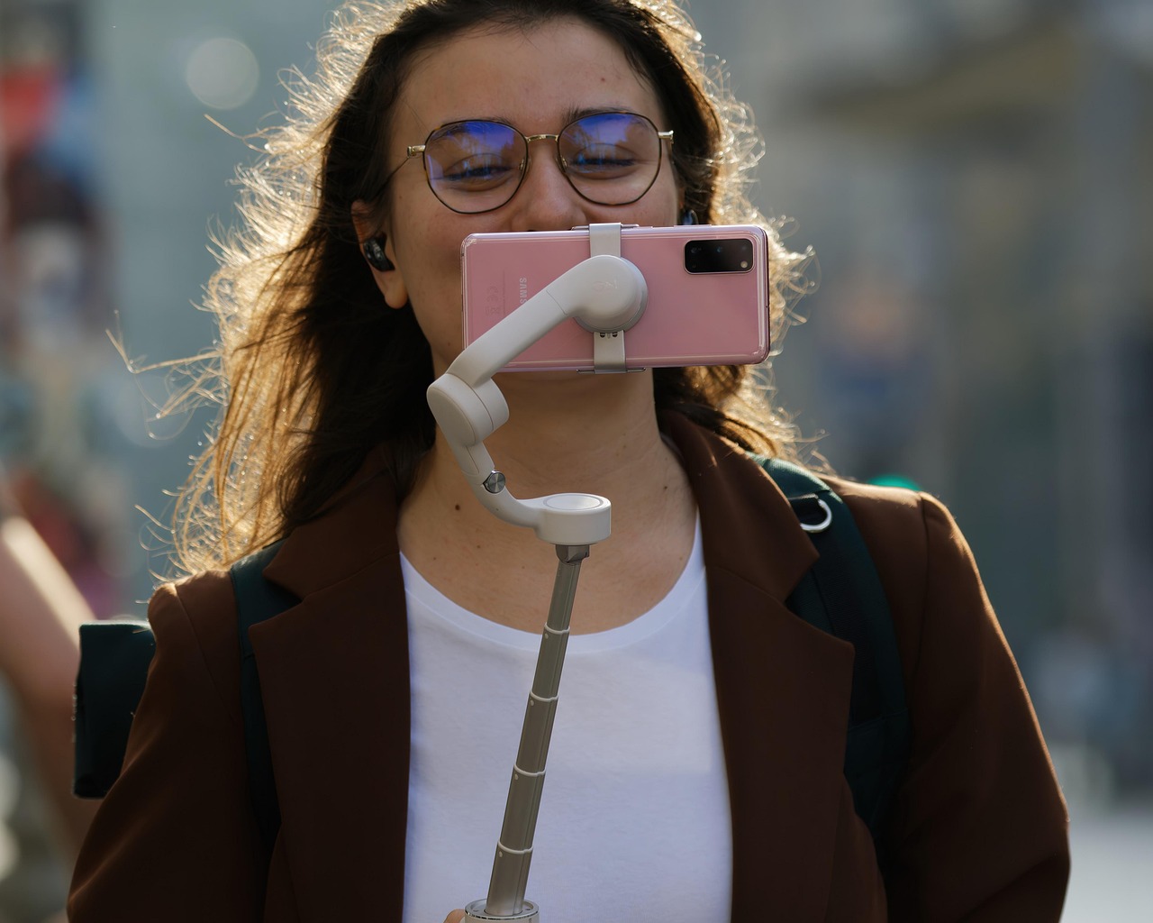 Stabilisateur smartphone ou stabilisation intégrée : lequel choisir ?