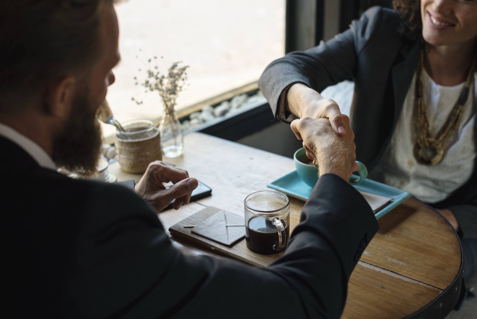 Un jeton Bitcoin physique posé à côté de billets de banque