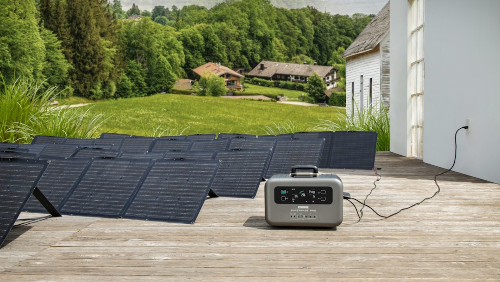 Panneau solaire pliable branché à une batterie portable en extérieur sous le soleil