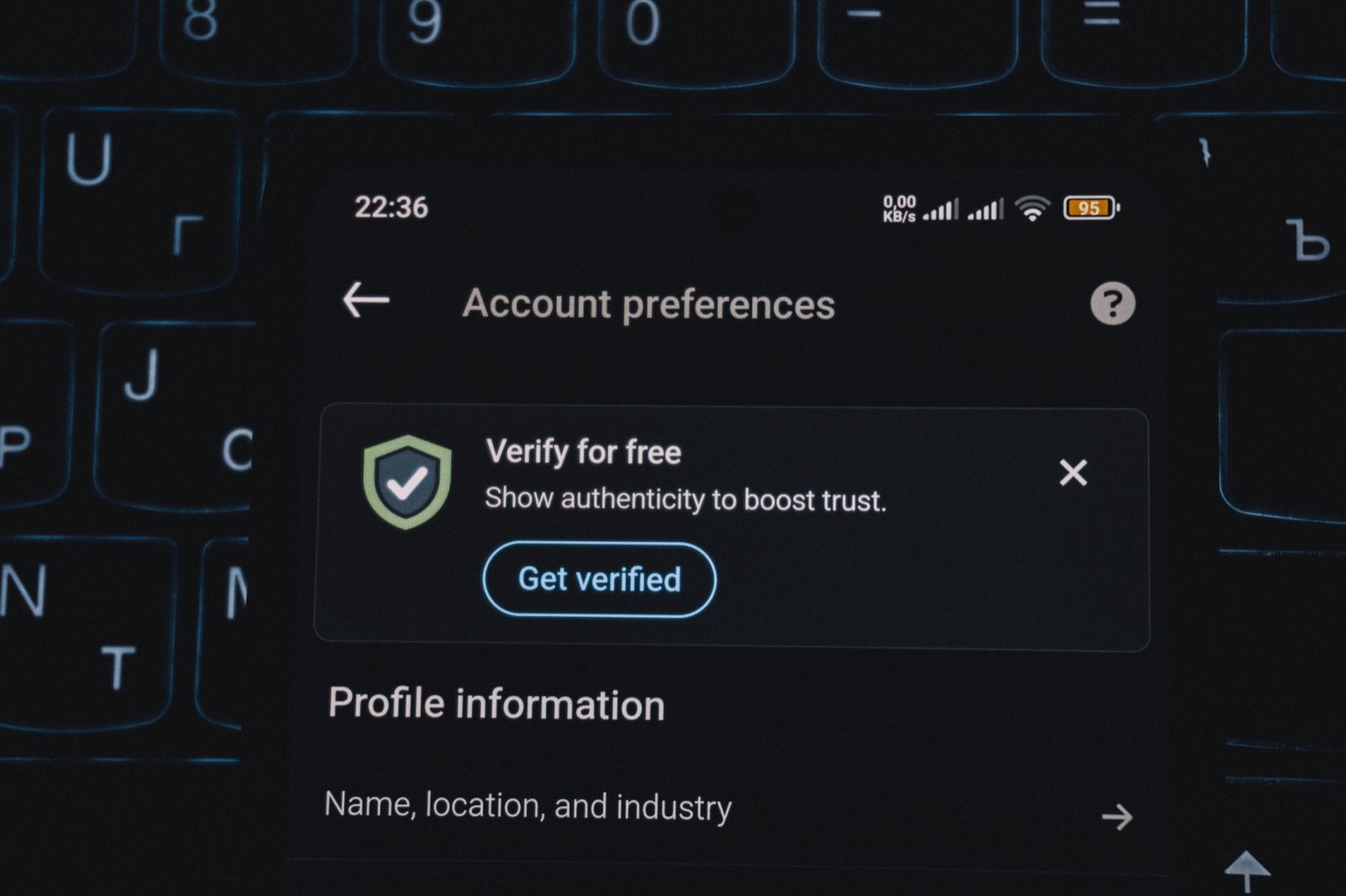 Écran de smartphone affichant une validation en deux étapes