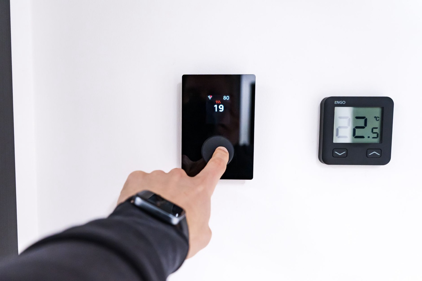 thermostat connecté affichant la consommation électrique en temps réel
