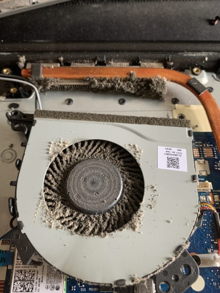Ventilateur et dissipateur d'un PC portable couverts de poussière avant nettoyage