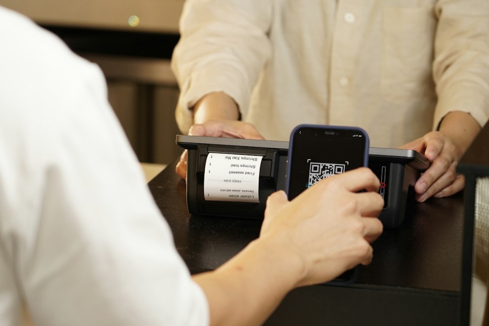 Terminal de paiement par carte posé sur le comptoir d'un commerce