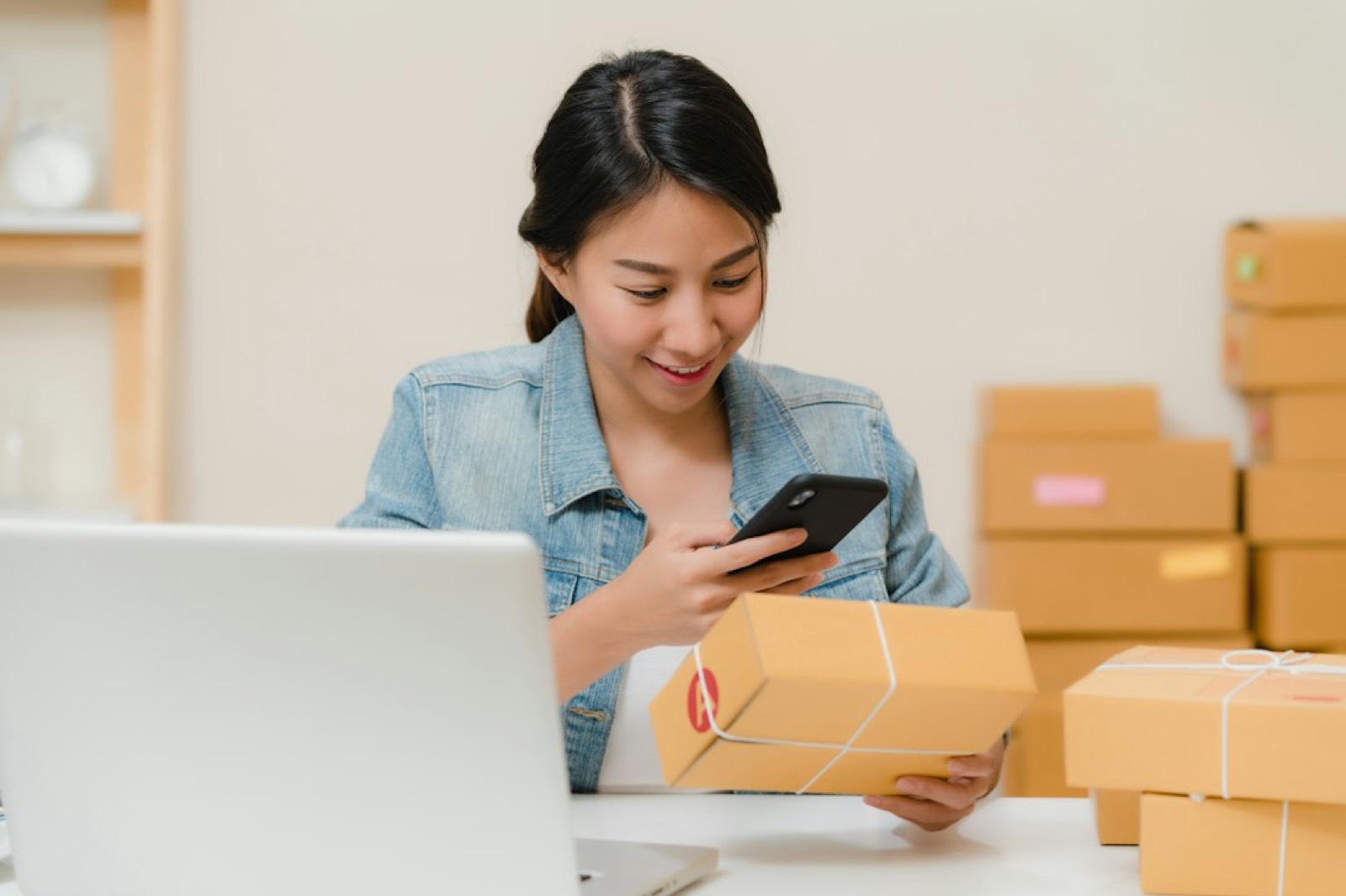 Colis en carton préparés pour l'expédition dans un petit commerce