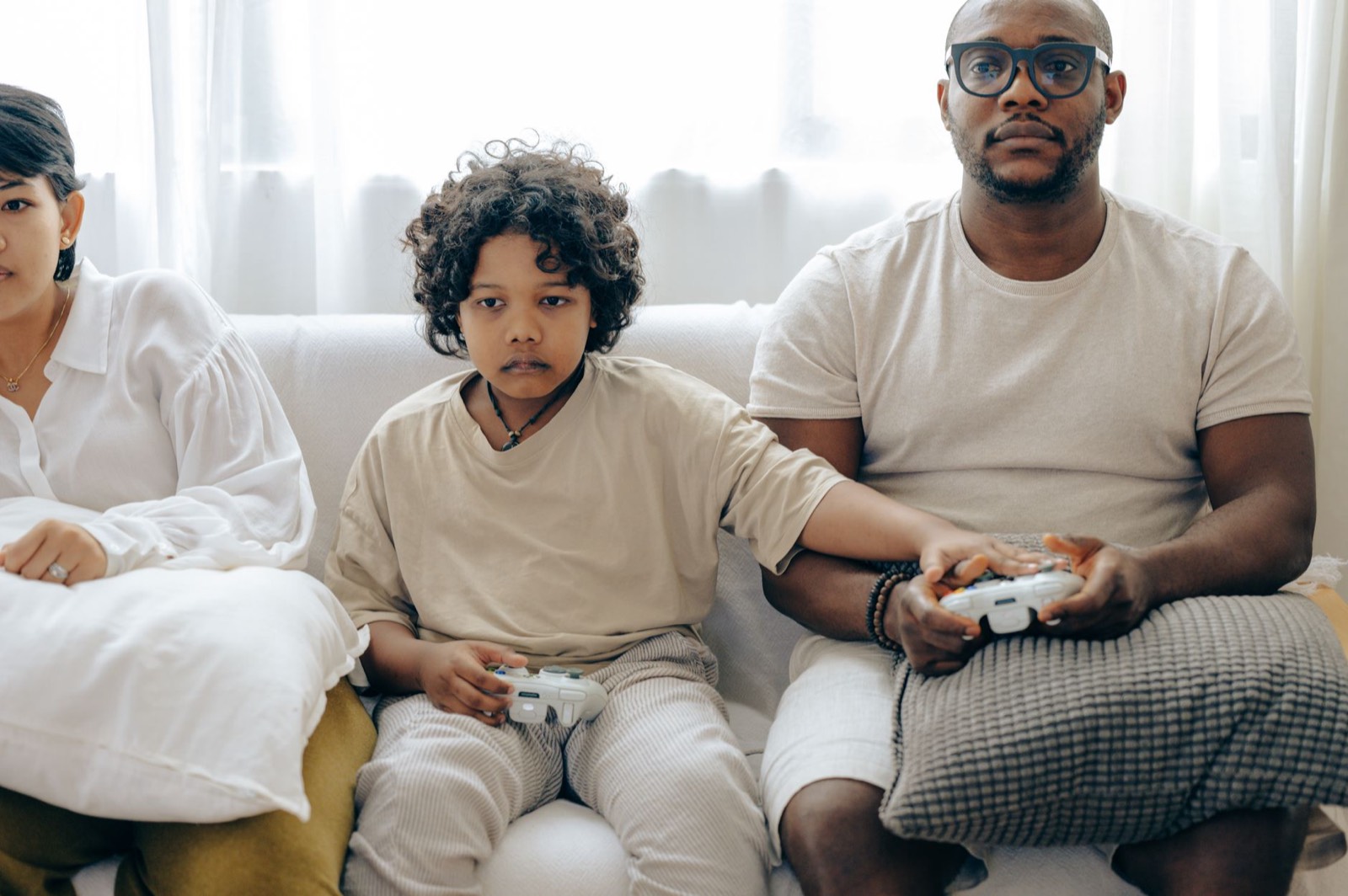 Famille jouant ensemble à un jeu vidéo dans le salon