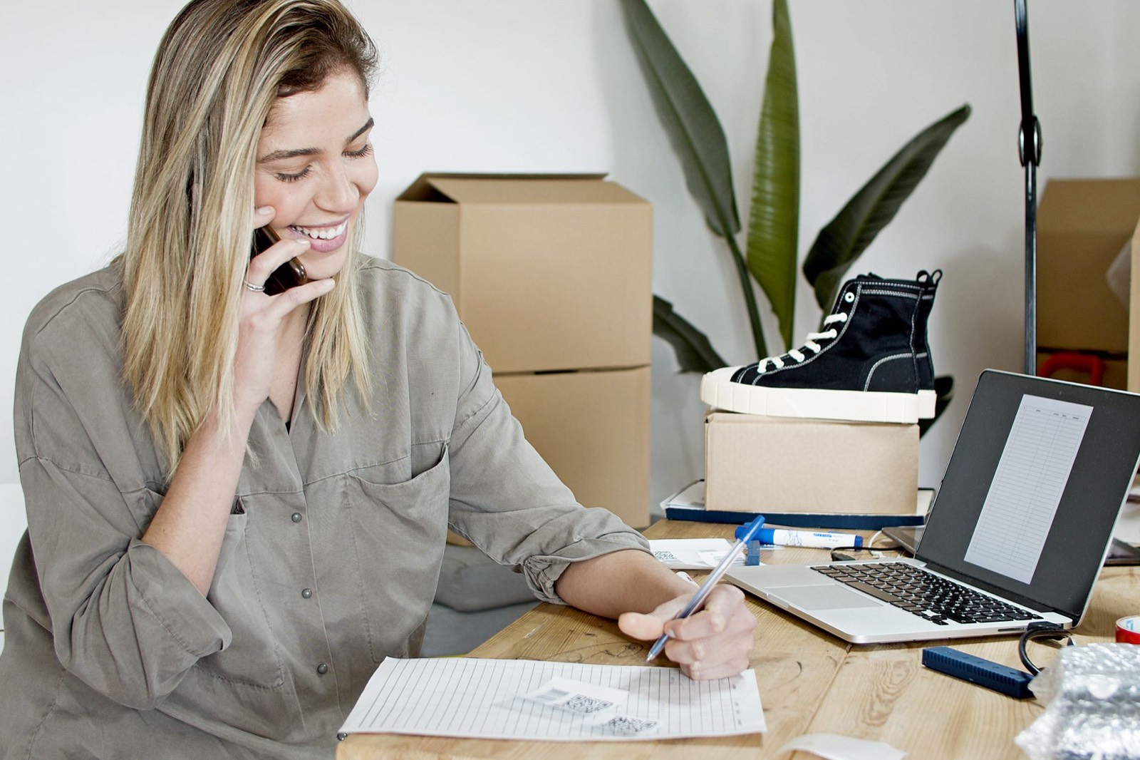 commerçant consultant les commandes de sa boutique en ligne sur smartphone