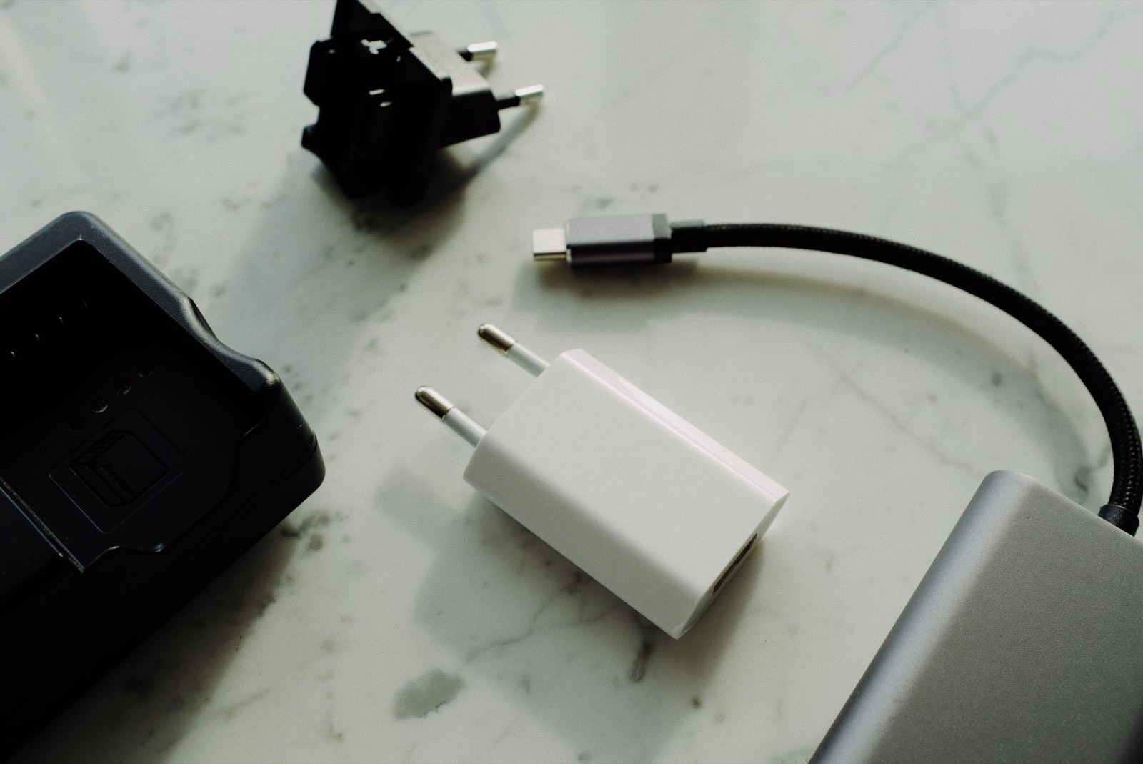 câble de charge branché sur un smartphone, gros plan