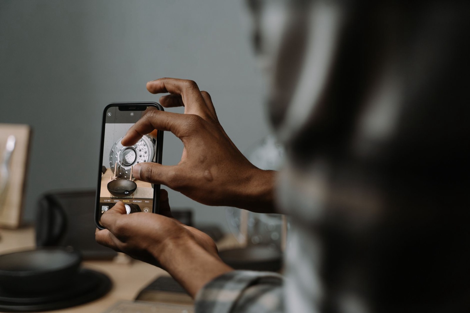 Main tenant un smartphone pour scanner un objet avec une application de reconnaissance d'image