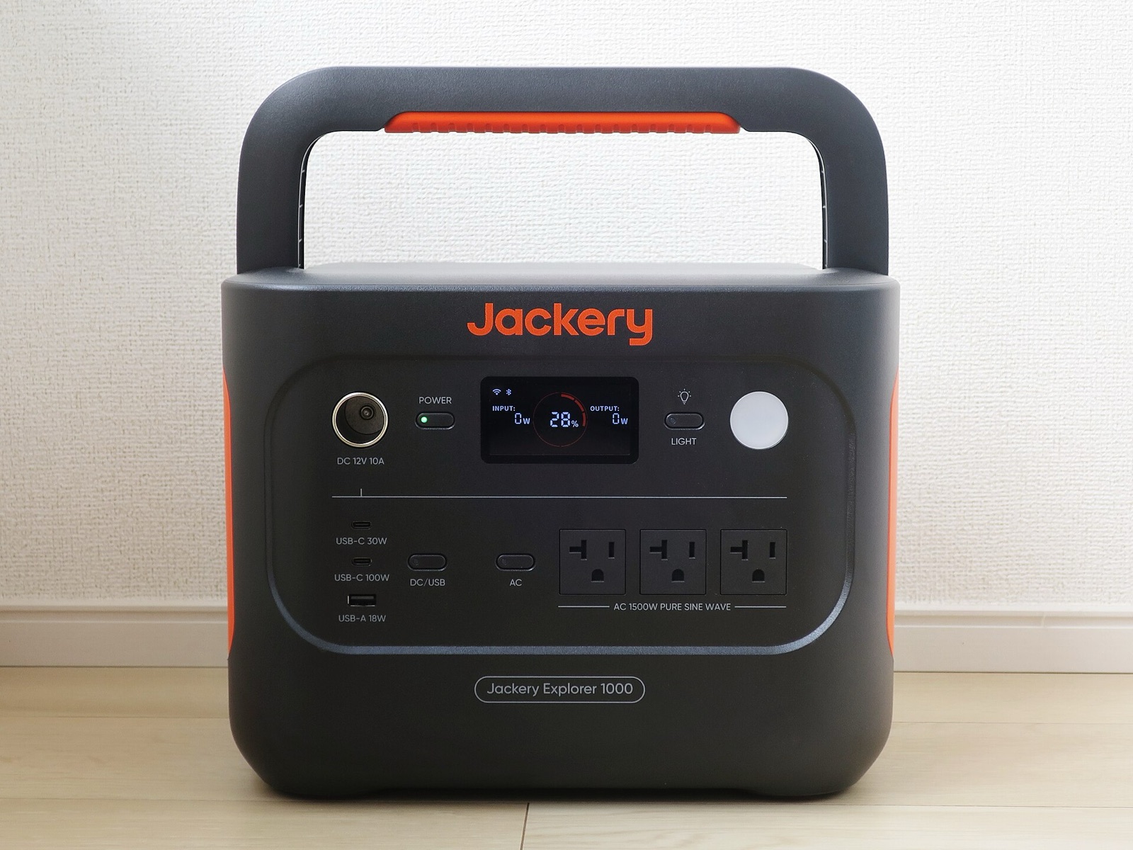 Façade d'une station électrique portable Jackery Explorer 1000 avec ses prises secteur et la mention AC 1500W pure sine wave
