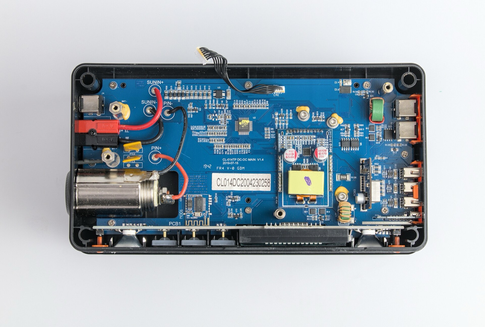 Carte électronique interne d'une station électrique portable Allpowers S300 avec les bornes d'entrée solaire SUNIN