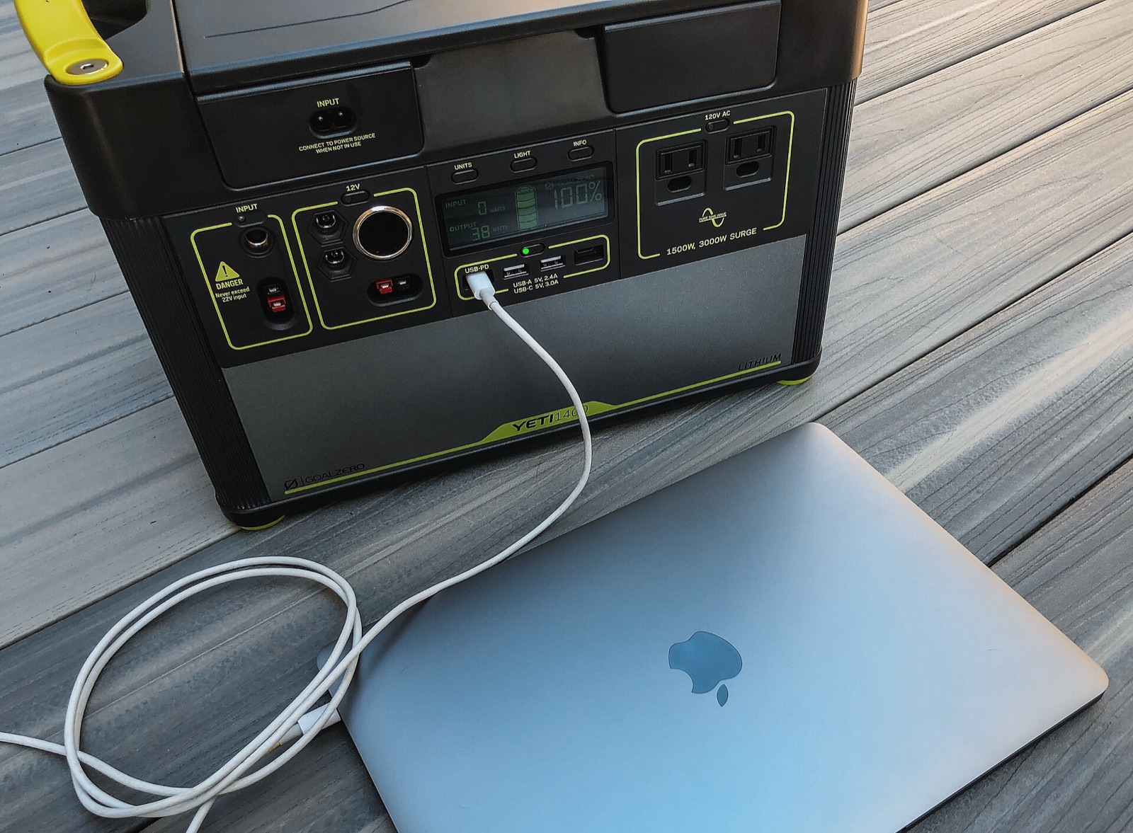 Ordinateur portable rechargé par un câble USB-C branché directement sur une station électrique portable Goal Zero Yeti 1400