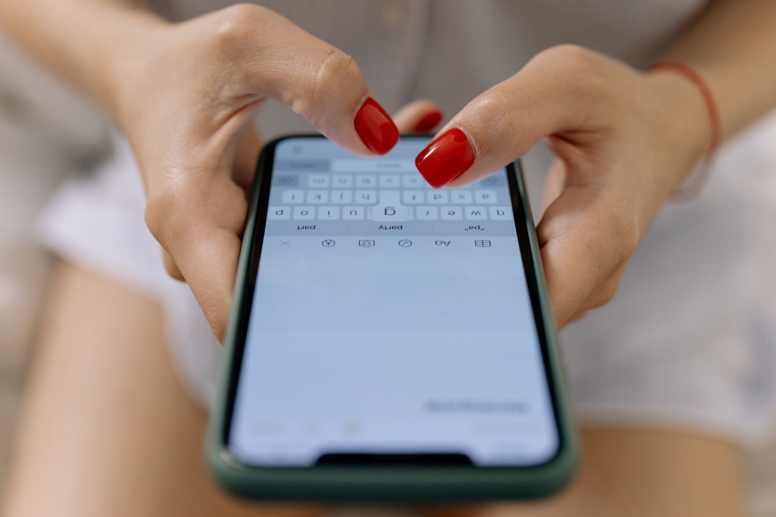 Personne saisissant un mot de passe sur smartphone avant une transaction en ligne