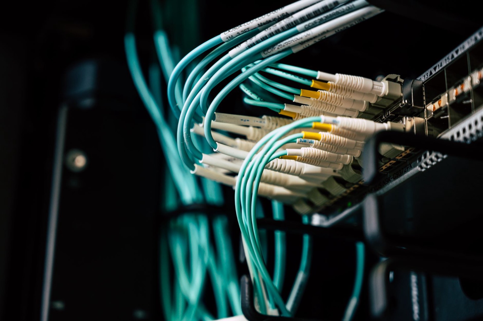 Câbles réseau et ordinateur portable connectés, schéma d'infrastructure
